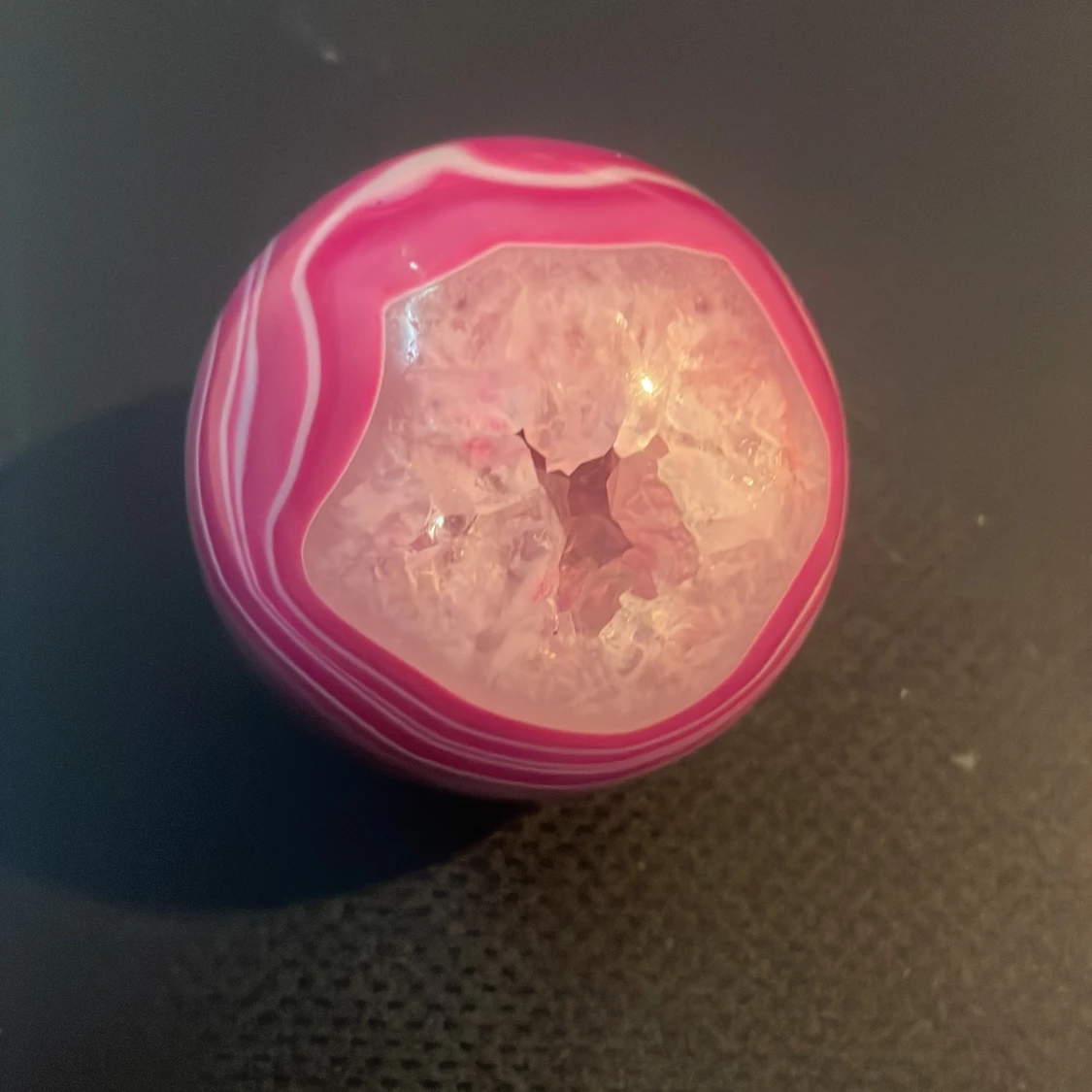 Rosa och vit kristallkula