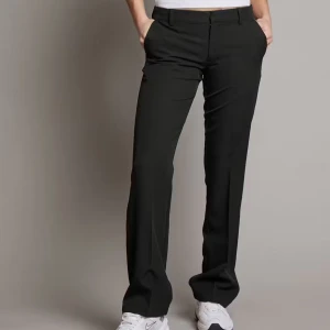 lågmidjade kostymbyxor  - lågmidjade bootcut kostymbyxor, kommer ej till användning