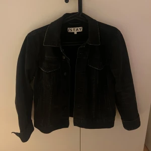 Svart jeansjacka från Stay - Säljer min svarta jeansjacka från Stay, använd ett antal gånger. Nypris 399kr ☺️