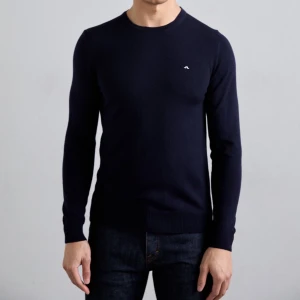 Mörkblå tröja från J.Lindeberg - Snygg mörkblå tröja från J.Lindeberg med diskret logga på bröstet. Skick 10/10 | Inga defekter eller skador alls | Nypris:1145kr Mitt pris: 480kr | Tveka inte på att skriva vid funderingar!😀