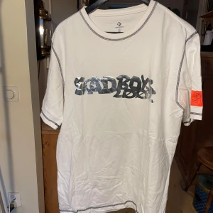 Sadboys x converse t shirt  - Vit sadboys x converse t shirt i size L 