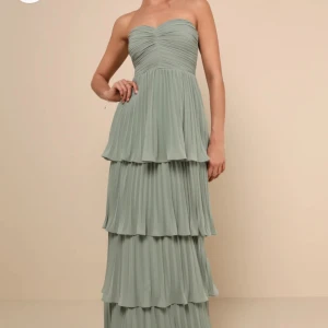 Balklänning - Säljer denna jättefina balklänningen från Lulus. Den är aldrig använd! (Köpte två storlekar bara 😂) Färgen är Sage, en ljusare grön/grå färg skulle jag säga! Köpte klänningen för 1450. Säljer den för 1100, men pris går att diskutera! 