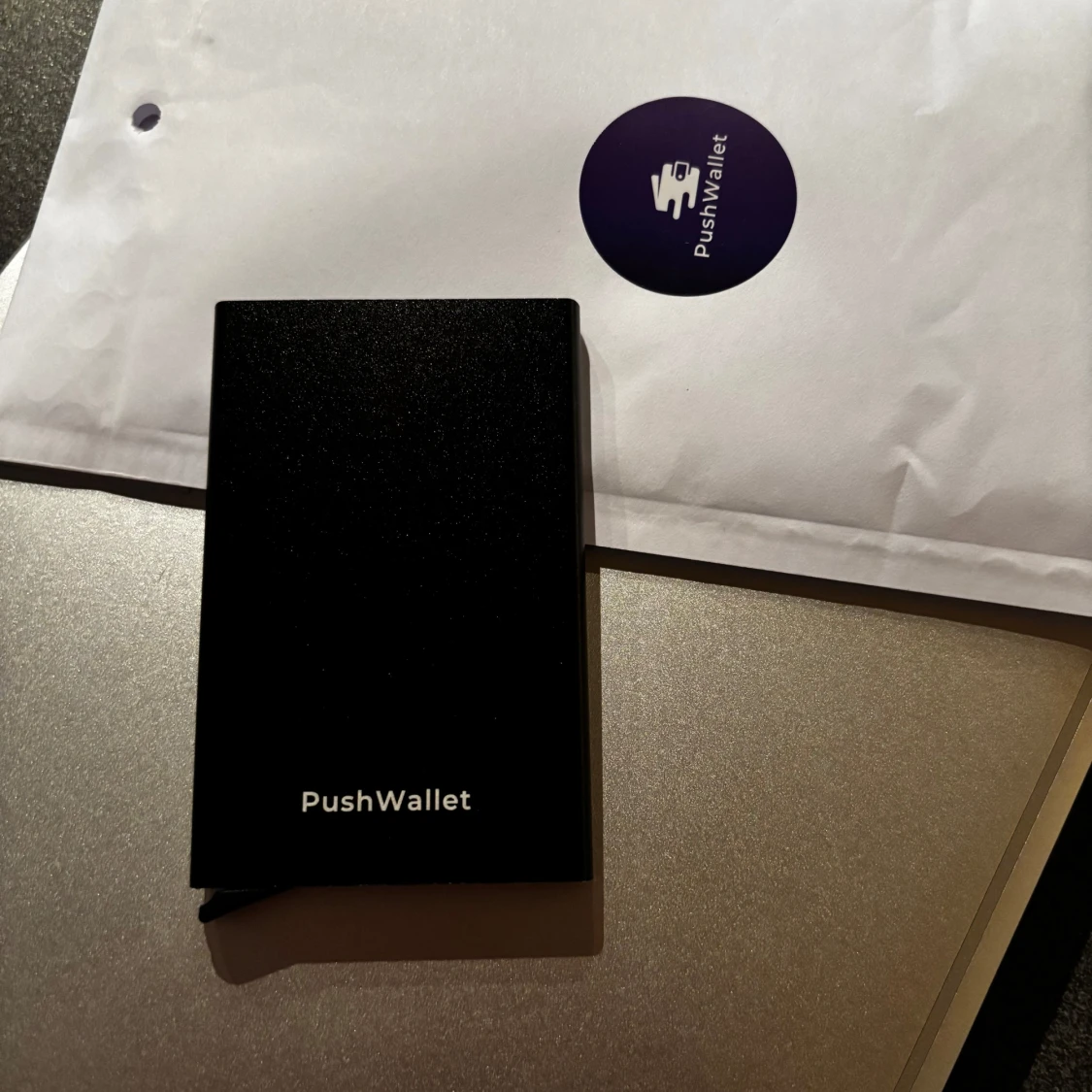 Stilren korthållare från PushWallet - 1