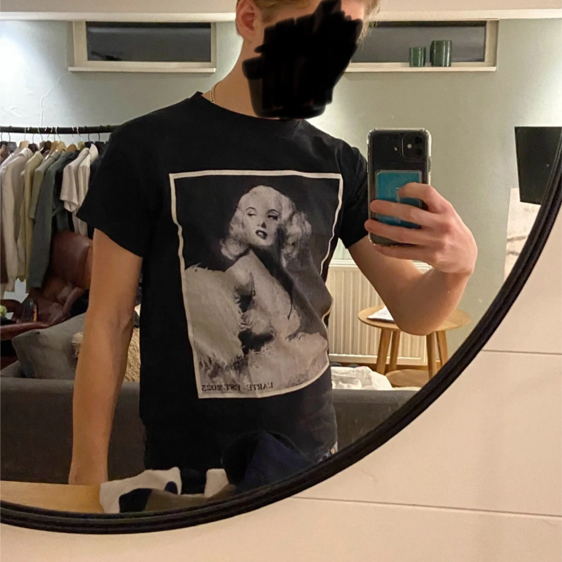 Svart t-shirt med tryck från L'ARTE - 2