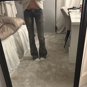 Grå jeans med hål - Skiiiiit snygga gråa jeans med egen gjorda hål, byxorna är rätt höga i midjan men blir jätte snygga om man viker ner. Midjemått (rakt över): 34 cm, innerbenslängden 76 cm