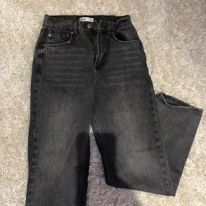 Svarta jeans från Gina Tricot - Snygga svarta jeans från Gina Tricot i premium denim. Säljer pga försmå.