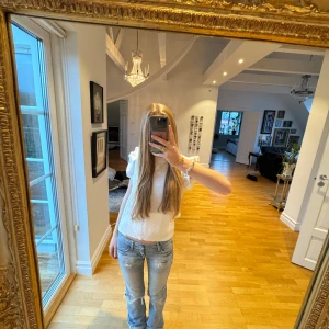 Vit ribbad topp från Vila - Jätte söt topp från vila. Toppen är stickad ish och har korta ärmar med volang på!🥹💘