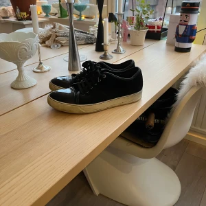 Lanvins captoe sneakers svarta  - Snygga svarta lanvin captoes. Sparsamt använda. Stilrena sneakers som passar bra till vardag samt finare tillfällen. Glansen är näst intill perfekt. Tveka inte på att höra av dig.