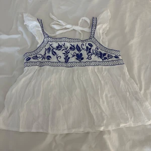 Somrig topp - topp från shein som jag köpte för två år sedan men har aldrig använt så den är som ny, den har dock ingen prislapp kvar tyvärr. Säljer eftersom att den är för stor för mig. Priset går att diskuteras💓