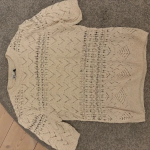 Beige stickad tröja från Zara - Säljer en beige stickad tröja från Zara med fina detaljer. Tröjan säljs inte längre i butik. Tröjan har knappt kommit till användning och därmed säljer jag den. Inga skador , är i jätte bra skick. Köpt för ca 400kr. 
