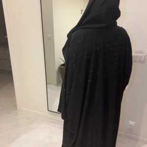 Amina abaya  - Jag säljer ut denna abaya,vi har gått ner till vårt lägsta pris, inga bud, vi har olika storlekar. Skriv för mer information och köp. 🫶🏽🤍 Eftersom det är företag så är det priset som gäller och inga bud. Tack i för hand 💕.Finns i storlekar 52-58, ingår chiffong hijab 