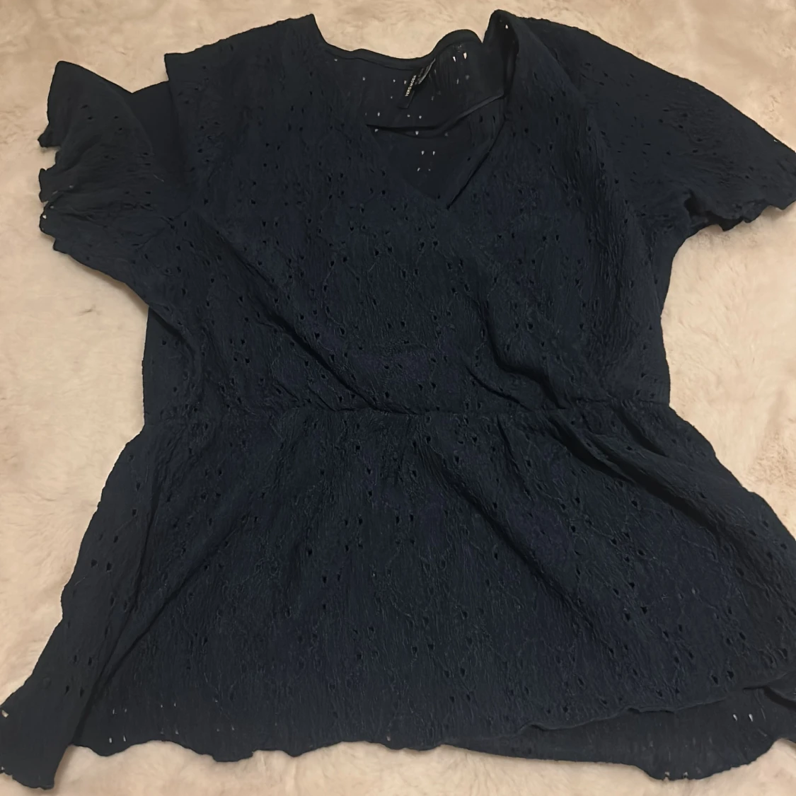 Mörkblå blus från Vero Moda