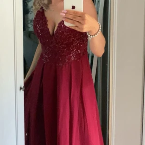 Balklänning  - Balklänning från jjhouse men köpt på plick, storlek Xs, använd endast 2 gånger Nypris 1200kr, mitt pris 800kr