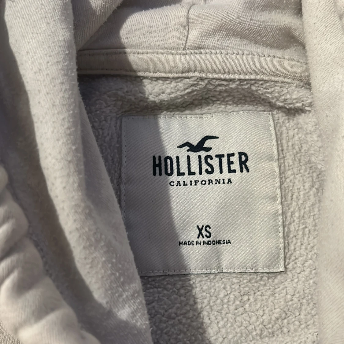Vit hoodie från Hollister - 2