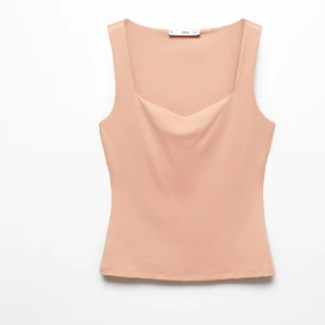 Urringad linne topp  - Beige urringad linne topp från mango, slutsåld och använd 1 gång. Väldigt bra skick!! 