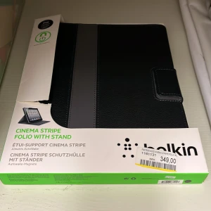 Svart och grå foliofodral från Belkin - Snyggt och praktiskt svart och grått foliofodral från Belkin med inbyggt ställ. Perfekt för att skydda din enhet och samtidigt ge den ett stilrent utseende. Fodralet har en magnetisk stängning och är designat för att passa alla! Funkar till 3rd generation och iPad 2. Pris kan diskuteras!!