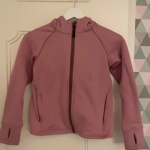 Rosa fleecejacka från Isbjörn of Sweden - Säljer en mysig rosa fleecejacka från Isbjörn of Sweden. Jackan har en dragkedja framtill och en praktisk huva. Perfekt för kyliga dagar och har långa ärmar med tumhål för extra komfort. En stilren och funktionell jacka för aktiva dagar💫