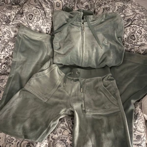 Grön velour hoodie och byxor från Juicy Couture - Säljer detta söta setter från Juicy Couture tröja stl xs och byxor i stl xxs. OBS dem är upp sydda så byxorna passar någon som är 152!💚båda delarna för 600kr