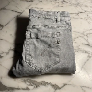 Dondup jeans - Hej! Vi säljer dessa riktigt feta Dondup jeans i storlek w31! Nypris på dessa jeansen ligger på 3000. Skicket är mycket bra(9/10)! Hör av er om ni har några frågor😊