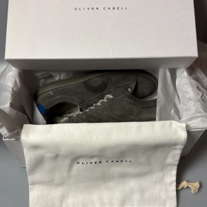 Oliver cabells - Säljer nu mina oliver cabells köpta från oliver cabells hemsida, skon är i  bra skick förutom en deffekt vid hälen på insidan av båda skorna, skick 8/10 size 41. Skorna kostar nypris 3500 plus leverans från usa för 1000 så en riktigt bra deal för skor i dessa skick🔥