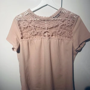 Blus - Söt blus i gammelrosa och spetsdetaljer