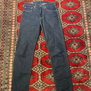 Levis jeans - Säljer ett par nästan helt nya Levis jeans i modell 502. Använda max 5 gånger. Modellen är en lite lösare och rakare modell.