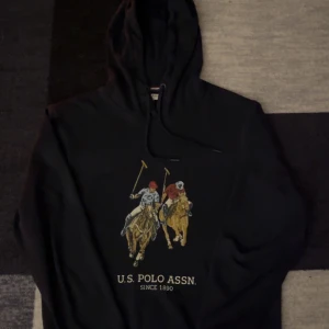 Svart hoodie från U.S. Polo Assn. - Snygg och även skön mörkblå/marinblå tröja från U.S. Polo Assn. Storlek XXS men passar även XS. Skick 8/10. Hör av dig om du har några frågor eller funderingar om varan. Priset kan diskuteras vid snabb affär.