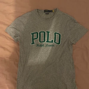 Ralph Lauren t-shirt - Fet t-shirt från ralph lauren. Storleken är S och tröjan är i mycket bra skick. Skriv gärna vid funderingar!