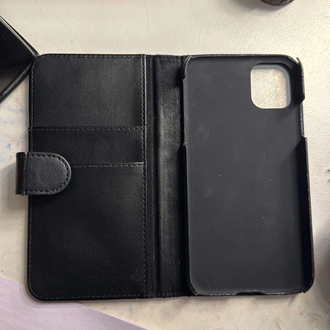 Svart mobilskal med kortfack - 1