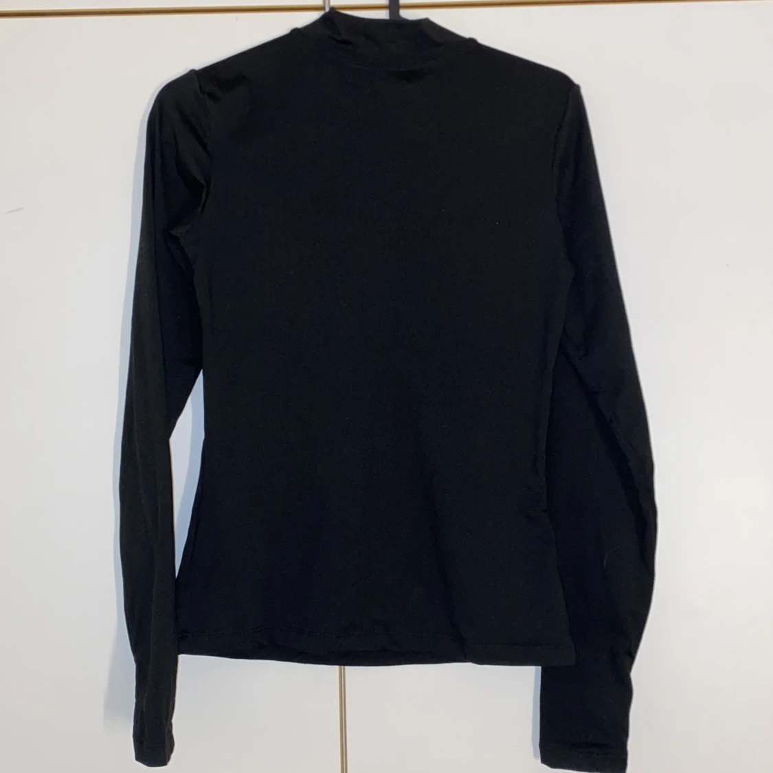 Svart långärmad tröja med dragkedja - 1