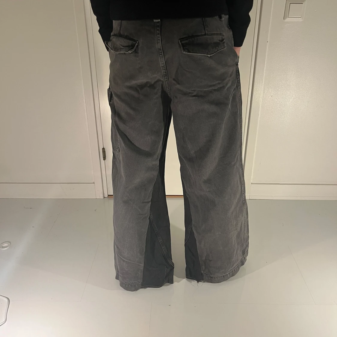 Grå cargobyxor från COS - insydda rivärer på insidan av byxbenet - 1