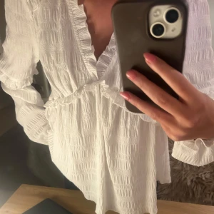 Vit söt blus  - En vit söt blus som är i super fint skick 