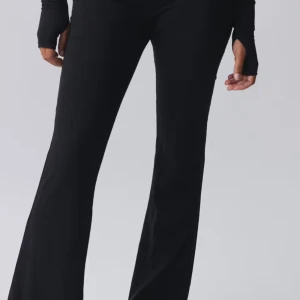 Svarta bootcut byxor - Snygga svarta bootcut byxor med hög midja. Perfekta för en stilren look. Tillverkade i ett mjukt och stretchigt material för extra komfort.