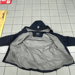 Sail Racing Jacka - Säljer en mörkblå jacka från Sail Racing, perfekt för den kalla vinter. Storlek M