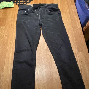 Svarta jeans från Dondup - Snygga svarta jeans från Dondup med klassisk femficksdesign. De har en normal passform och är tillverkade i ett slitstarkt material. Perfekta för en stilren look.