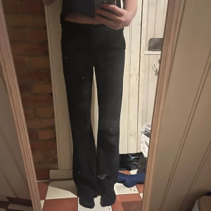 Svarta kostymbyxor - Svarta kostymbyxor l. Perfekta för en stilren look. Passar bra till både vardag och mer uppklädda tillfällen.