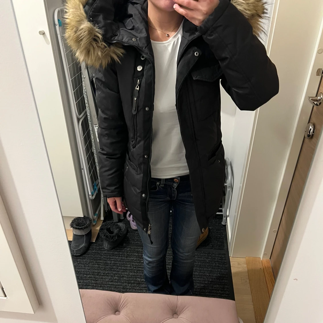 Svart jacka med pälsdetaljer