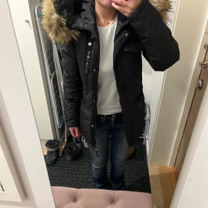 Svart jacka med pälsdetaljer - Säljer denna superfina jacka då den inte kommer till användning. Jackan är i nytt skick och är väldigt varm & skön på kalla vinterdagar❄️ 