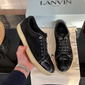 Lanvins - Säljer dessa snygga lanvins med glans! Storlek 45! Skick 6,5-7/10. Kan gå ner i pris vid snabb affär. Hör av dig vid minsta fundering!👍🏻