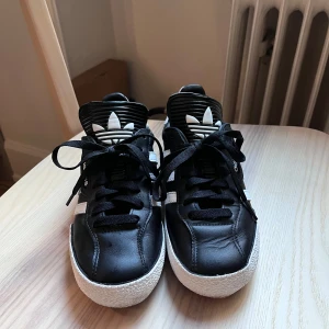 Svarta Adidas sneakers - Snygga svarta Adidas sneakers i modell Samba Super. Storlek 36, passar även en stor 35:a. Använda 2 ggr. Köparen står för frakten men kan även mötas upp i centrala Stockholm 😊