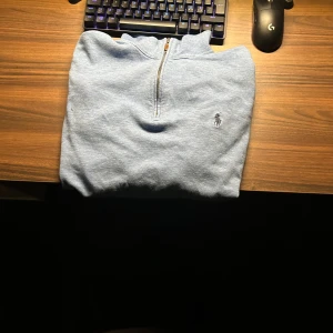 Ljusblå tröja från Ralph Lauren - Tja! Säljer nu denna ljusblå tröjan från Ralph Lauren med dragkedja och broderad logga på bröstet. Tröjan har långa ärmar och är perfekt för en avslappnad stil. Passar bra till både jeans och chinos! Säljer pga storlken gått ur en Funkar både för M och S. Pris går såklart att diskutera vid snabb affär!