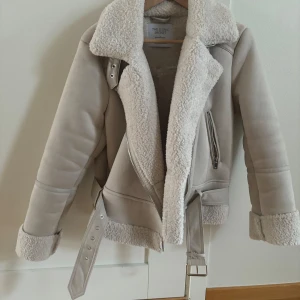 Höst/Vår jacka  - Säljer nu min nästintill oanvända höst/vår jacka. Perfekt nu till våren! Skriv privat för fler bilder! 