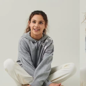 Grå hoodie med stjärnor  - Säljer en grå hoodie från Gina Tricot med vita stjärnor som dekoration. Tröjan har en bekväm passform med huva och dragsko. Perfekt för en avslappnad stil.