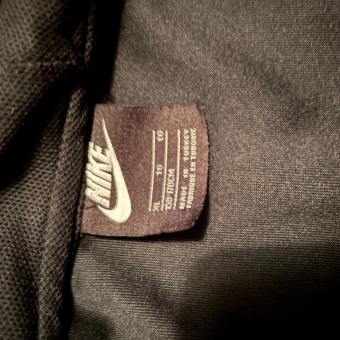 Svart zipkofta från Nike - 4