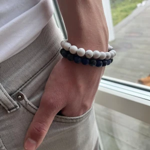 Pärlarmband All Cap One - Två riktigt feta armband ifrån All Cap One i storlek Onesize (passar alla)! Armbanden är använda Max 5 gånger vilket betyder att de är i mycket bra skick utan några större defekter! Skick: 9/10! Nypris: 299kr! Mitt pris: 99kr!