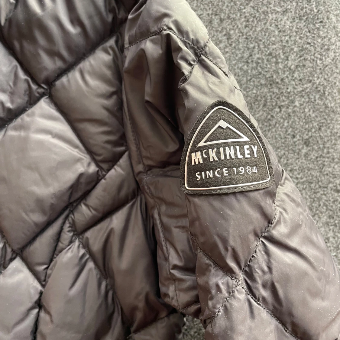 Svart quiltad dunjacka från McKinley - 2