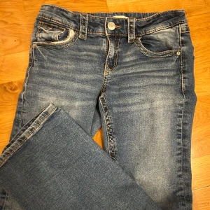 Jeans - Säljer ett par snygga blå jeans med lätt slitnaw detaljer. Säljer eftersom att de blivit för små för mig och jag använder dem inte längre🥰