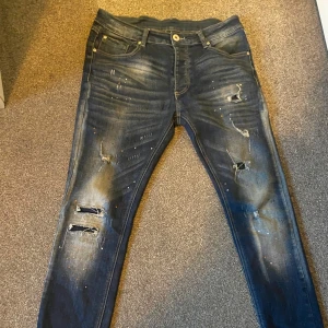 Mörkblå slitna jeans från Kings Will Dream - Snygga mörkblå jeans med slitningar och distressed detaljer från Kings Will Dream. Storlek 30 och inga skador💫