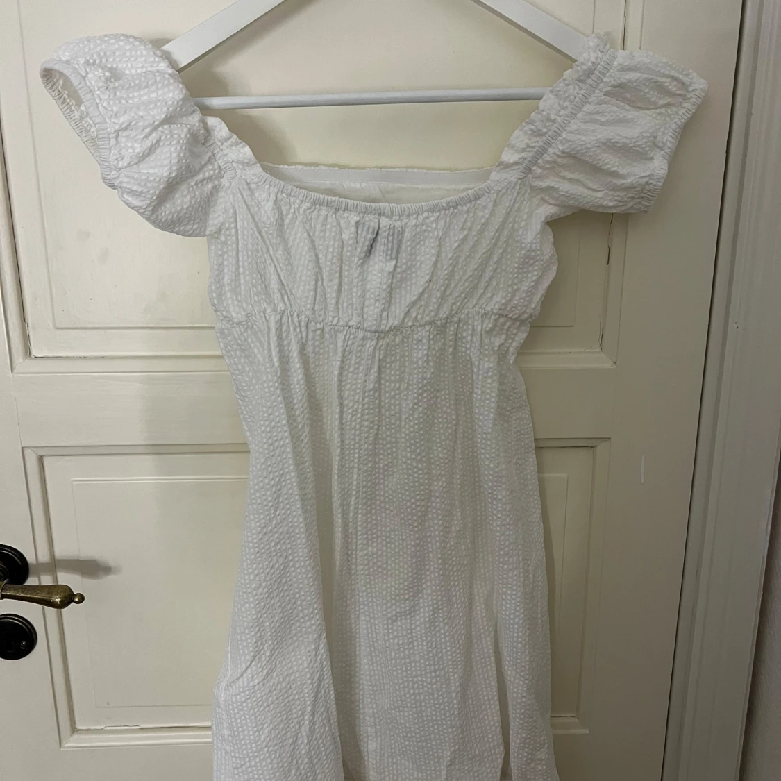 Vit klänning med puffärmar - 92