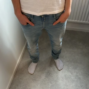 Ljusblå jeans från Replay - Snygga ljusblå jeans från Replay med en klassisk femficksdesign. De har en normal passform och är perfekta för en avslappnad stil. Tillverkade i ett slitstarkt denimtyg som ger en skön känsla hela dagen. 10/10 skick så är du sugen på o köpa slå en pling och priset kan diskuteras 👍